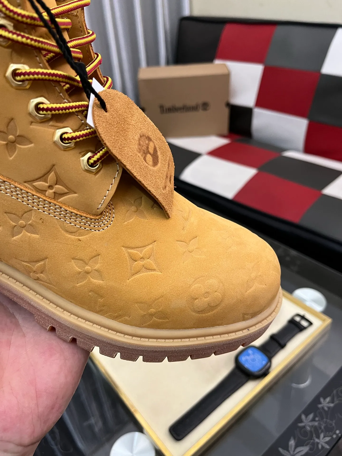 Ex-factory price: 458⌚️⌚️LV x Timberland Timberland joint model Presbyopia Embossed Rhubarb Boots Ankle Boots Short Boots LV x Timberland ankle boots are made of Monogram embossed waterproof nubuck cow leather, relying on the brand's exquisite craftsmanship to carefully reshape the classic Timberland 6-inch boot shape in Italy, with an eye-catching American workwear style. Created by Pharrell Williams 2025 autumn and winter menswear show. Monogram embossed tongue, original Timberland laces and outsole are exquisite details, and the leather label expresses the cooperation logo. Exquisite packaging at the delivery counter🛍📦 ▪️Material: Original customized imported first-layer cowhide ▪️Inner lining: Original customized leather lining/mesh lining ▪️Outsole: Original molded rubber material ▪️Sole thickness: 3.5CM ▪️Size: 38-44